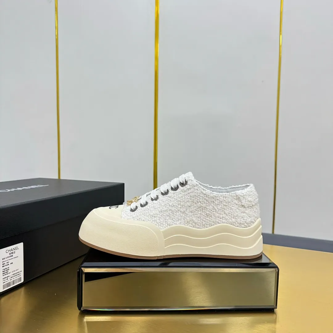 👟👟Ex-factory price 560👟👟 Top version, original quality! ! ! Chanel Chanel - 2025 biscuit shoes, the top casual sports shoes in the counter, this classic design; the upper is electro-embroidered with a variety of craftsmanship; the outsole is fashionable and sporty; the extraordinary inclusion of a variety of color elements... The diversified mix and match is very good-looking and versatile, casual, fashionable, sports, and outdoor can be taken into account... ꫛꫀꪝ Go➫ Material: ❶Upper: Original first-layer cowhide ❷Inner: Sheepskin ❸Outsole is based on: original TPU combination outsole, full set of boutique packaging for women 35–41 👉